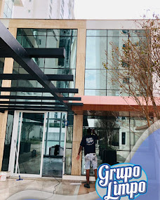 Limpeza de fachada de vidro comercial